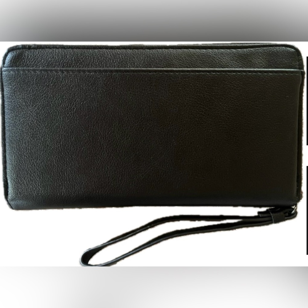 No Boundaries wallet/wristlet. New with tags. Plenty of space for your needs.